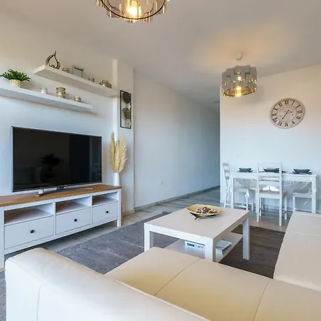Chic Beachfront Flat With Amazing Sea Views And Private Indoor Parking Appartement Benalmádena