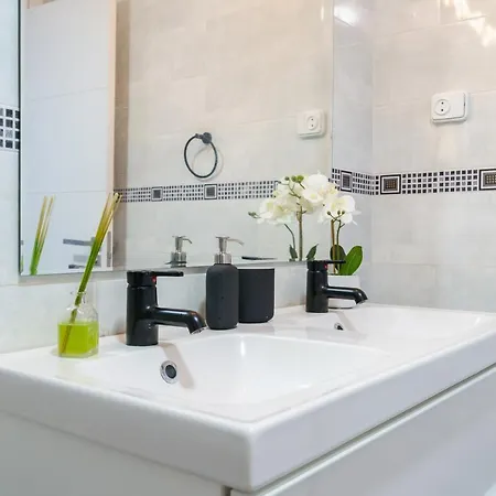 Chic Beachfront Flat With Amazing Sea Views And Private Indoor Parking Benalmádena